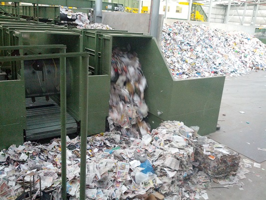 Recyclable material at an outfeed conveyor